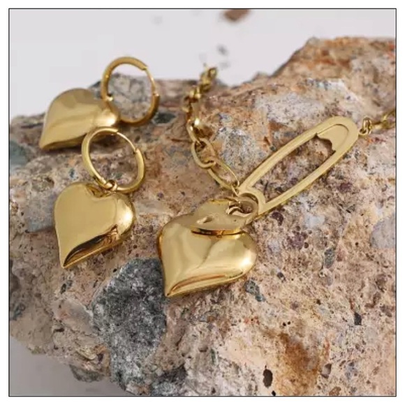 NEW 18K Gold 3D Heart Earrings - Picture 2 of 5